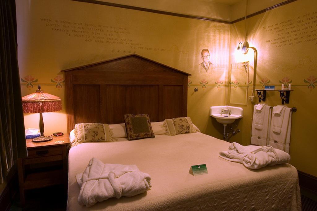 Mcmenamins Olympic Club Villa Centralia Buitenkant foto
