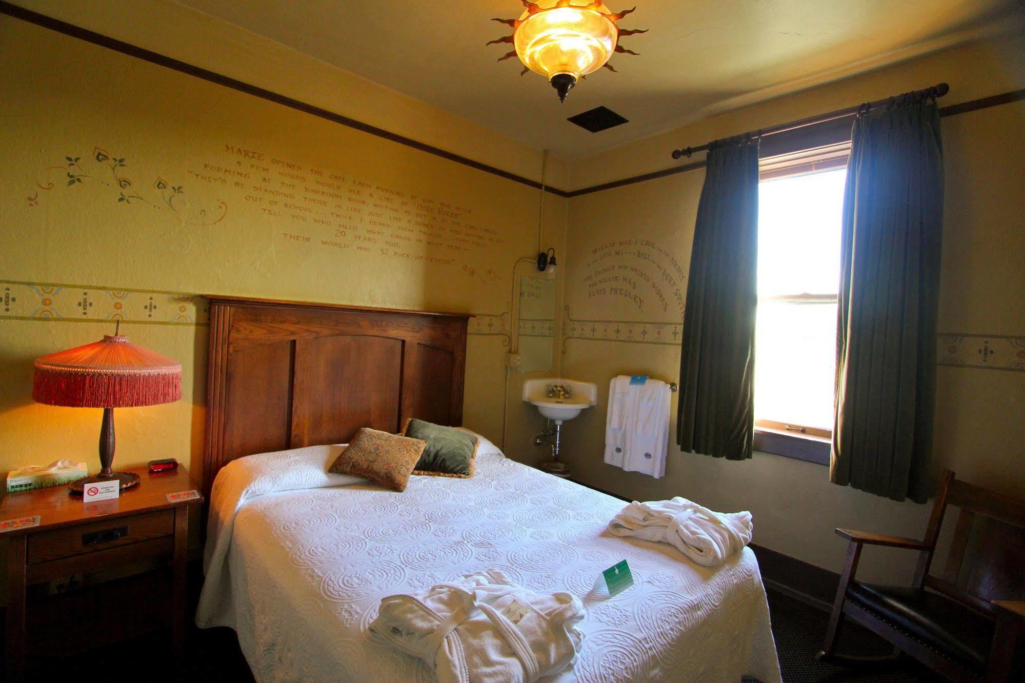 Mcmenamins Olympic Club Villa Centralia Buitenkant foto